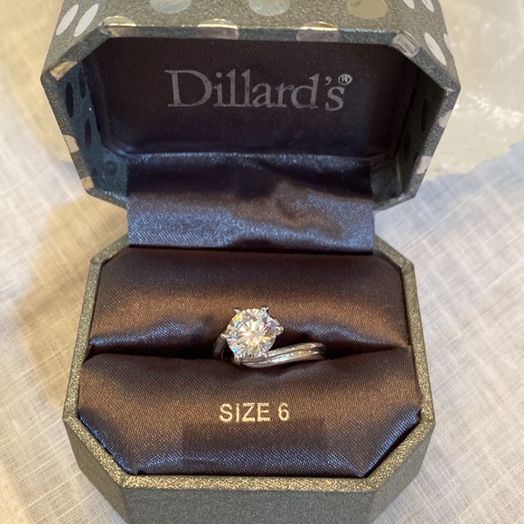 Lovely sparkly faux large diamond ring, 6, NWOT - Picture 2 of 6